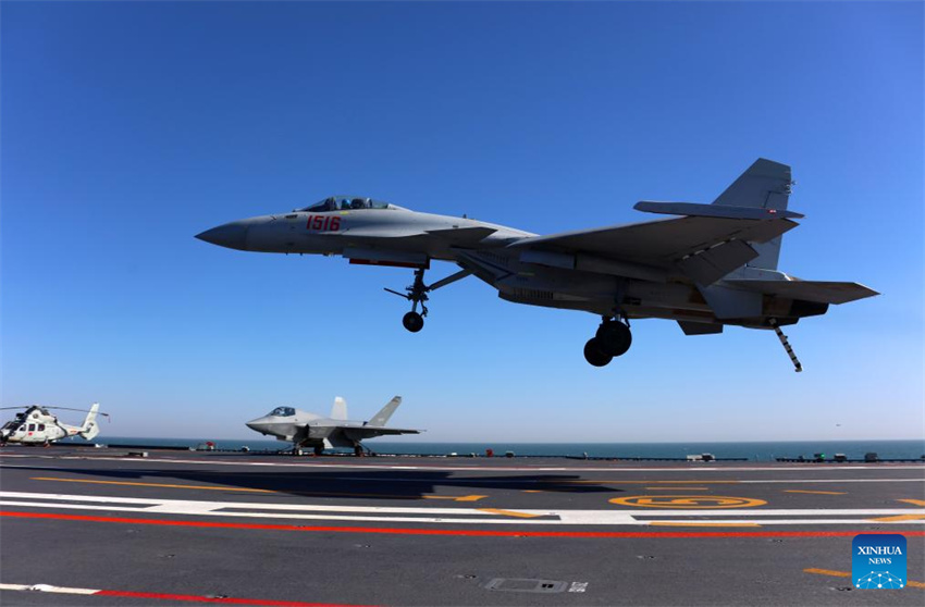 Três tipos de aeronaves completam decolagens assistidas por catapulta eletromagnética e pousos no porta-aviões chinês Fujian