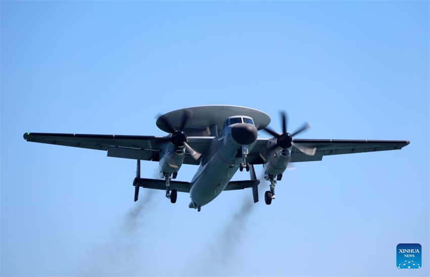 Três tipos de aeronaves completam decolagens assistidas por catapulta eletromagnética e pousos no porta-aviões chinês Fujian