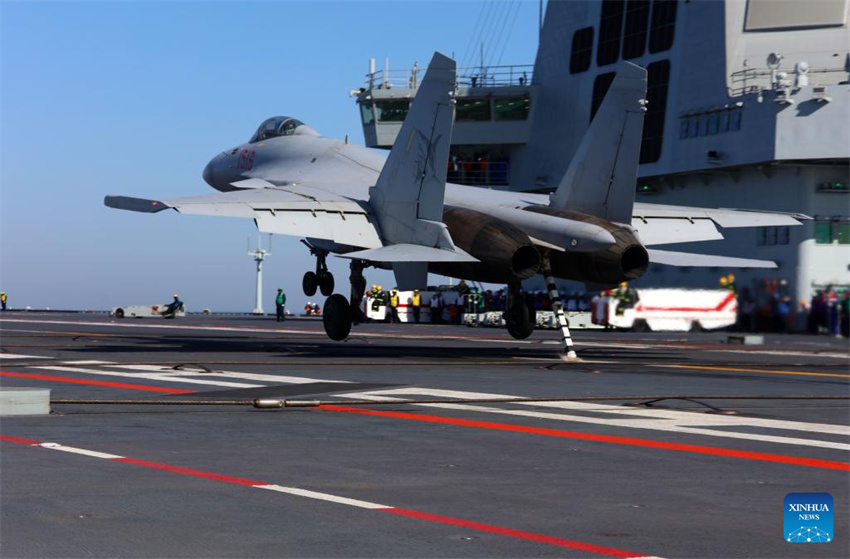 Três tipos de aeronaves completam decolagens assistidas por catapulta eletromagnética e pousos no porta-aviões chinês Fujian