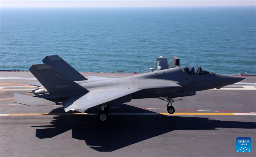 Três tipos de aeronaves completam decolagens assistidas por catapulta eletromagnética e pousos no porta-aviões chinês Fujian