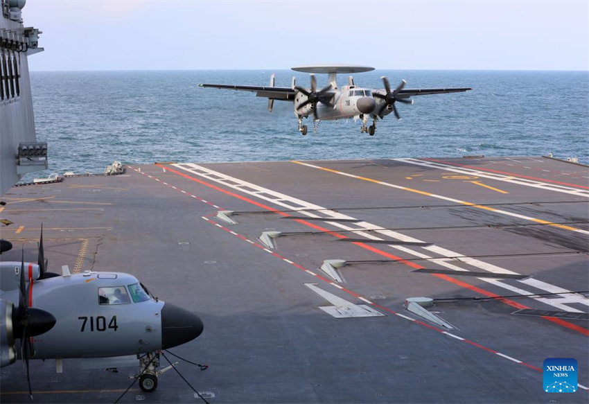 Três tipos de aeronaves completam decolagens assistidas por catapulta eletromagnética e pousos no porta-aviões chinês Fujian