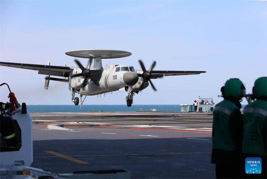 Três tipos de aeronaves completam decolagens assistidas por catapulta eletromagnética e pousos no porta-aviões chinês Fujian