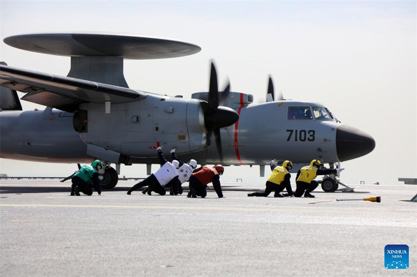 Três tipos de aeronaves completam decolagens assistidas por catapulta eletromagnética e pousos no porta-aviões chinês Fujian