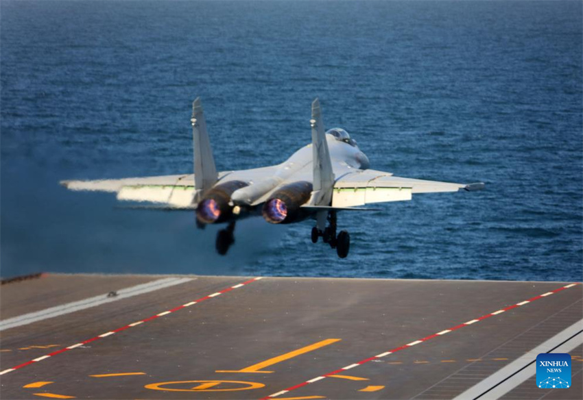 Três tipos de aeronaves completam decolagens assistidas por catapulta eletromagnética e pousos no porta-aviões chinês Fujian