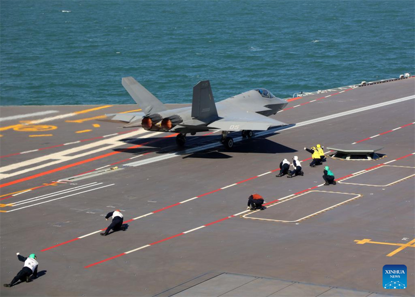 Três tipos de aeronaves completam decolagens assistidas por catapulta eletromagnética e pousos no porta-aviões chinês Fujian