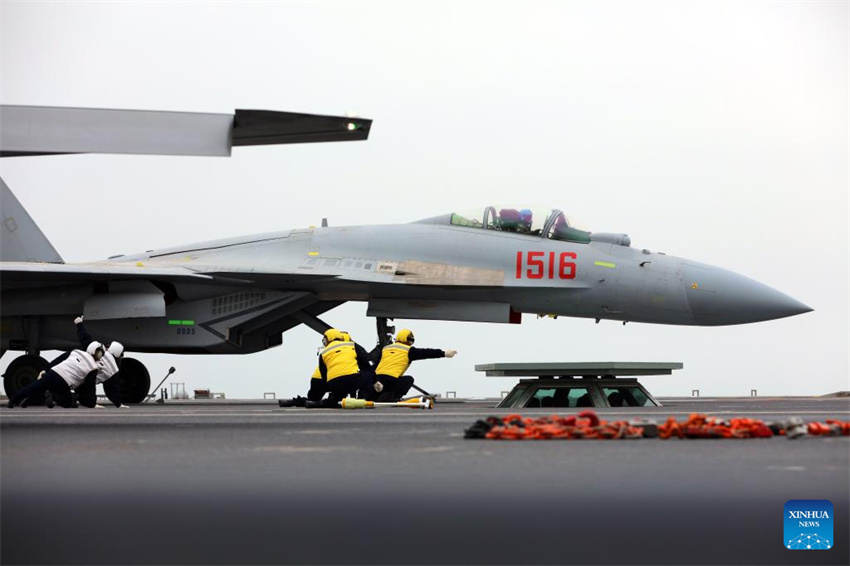 Três tipos de aeronaves completam decolagens assistidas por catapulta eletromagnética e pousos no porta-aviões chinês Fujian