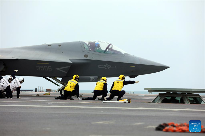 Três tipos de aeronaves completam decolagens assistidas por catapulta eletromagnética e pousos no porta-aviões chinês Fujian