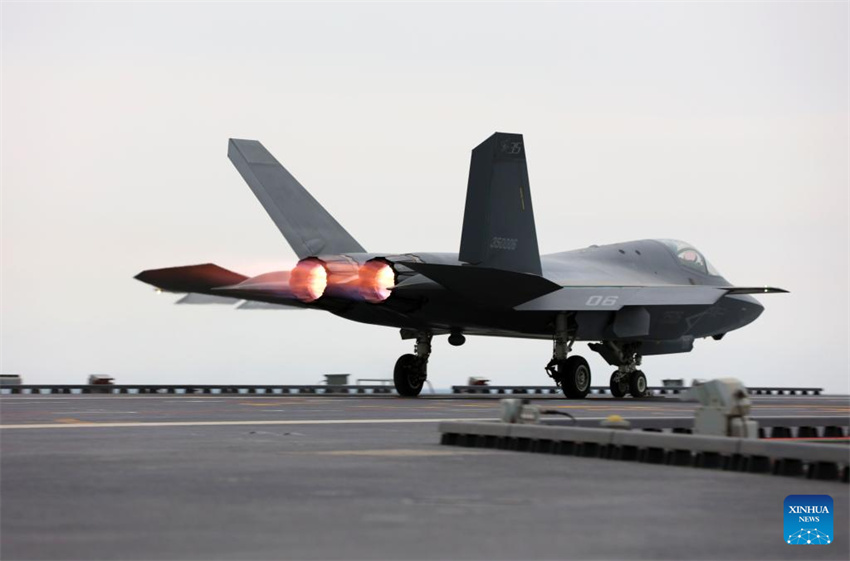 Três tipos de aeronaves completam decolagens assistidas por catapulta eletromagnética e pousos no porta-aviões chinês Fujian