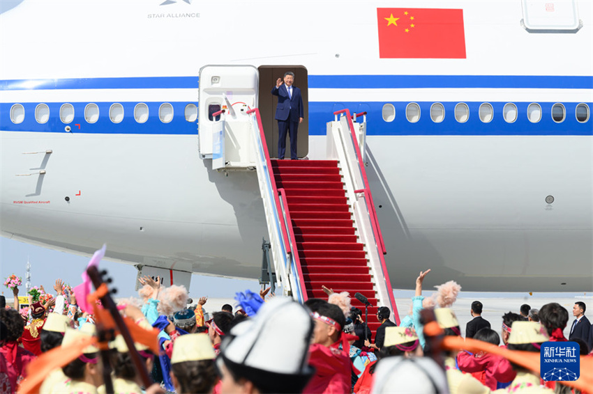 Xi Jinping lidera delegação central a Urumqi para 70º aniversário da Região Autônoma Uigur de Xinjiang
