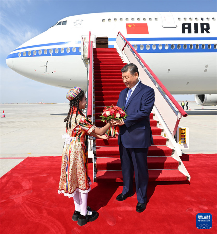 Xi Jinping lidera delegação central a Urumqi para 70º aniversário da Região Autônoma Uigur de Xinjiang