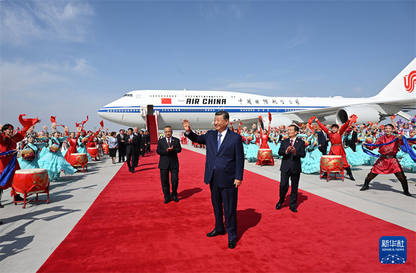 Xi Jinping lidera delegação central a Urumqi para 70º aniversário da Região Autônoma Uigur de Xinjiang