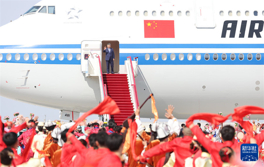 Xi Jinping lidera delegação central a Urumqi para 70º aniversário da Região Autônoma Uigur de Xinjiang