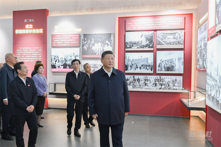 Xi Jinping visita exposição que marca 70º aniversário de fundação da Região Autônoma Uigur de Xinjiang