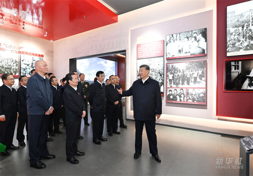 Xi Jinping visita exposição que marca 70º aniversário de fundação da Região Autônoma Uigur de Xinjiang