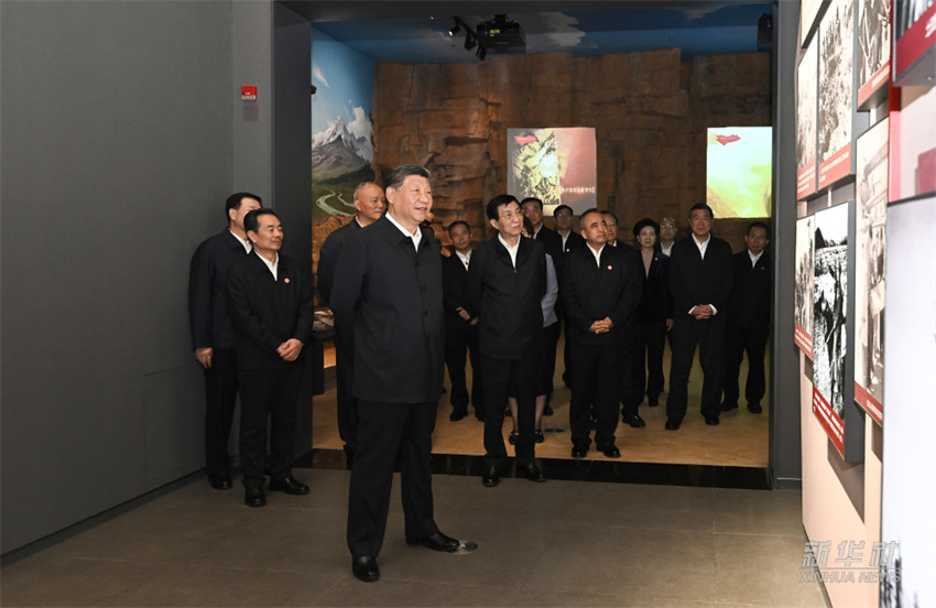 Xi Jinping visita exposição que marca 70º aniversário de fundação da Região Autônoma Uigur de Xinjiang