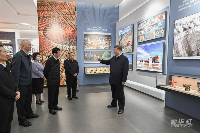 Xi Jinping visita exposição que marca 70º aniversário de fundação da Região Autônoma Uigur de Xinjiang