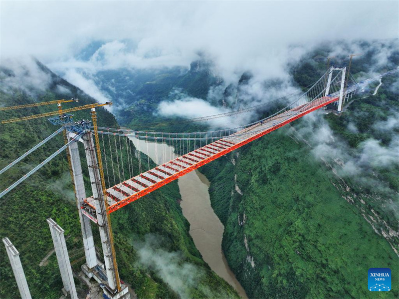 Fechamento da Grande Ponte de Tianmen concluído na rodovia Anshun-Panzhou, em Guizhou, sudoeste da China
