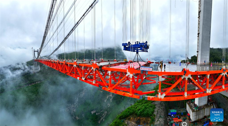 Fechamento da Grande Ponte de Tianmen concluído na rodovia Anshun-Panzhou, em Guizhou, sudoeste da China
