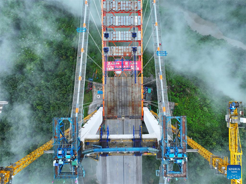 Fechamento da Grande Ponte de Tianmen concluído na rodovia Anshun-Panzhou, em Guizhou, sudoeste da China