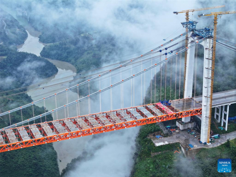 Fechamento da Grande Ponte de Tianmen concluído na rodovia Anshun-Panzhou, em Guizhou, sudoeste da China