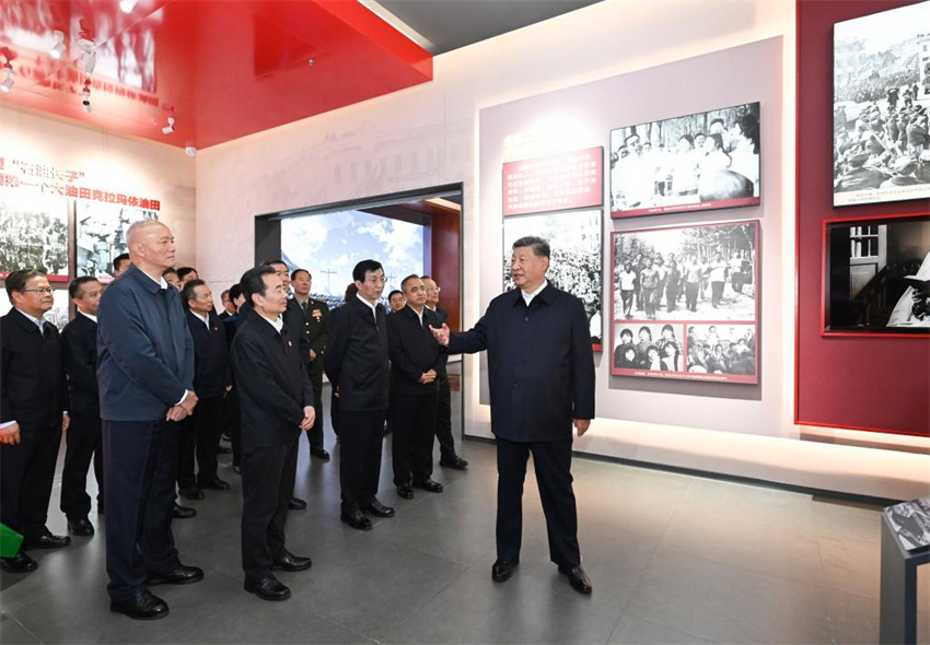 Xi Jinping visita exposição que marca 70º aniversário de fundação da Região Autônoma Uigur de Xinjiang