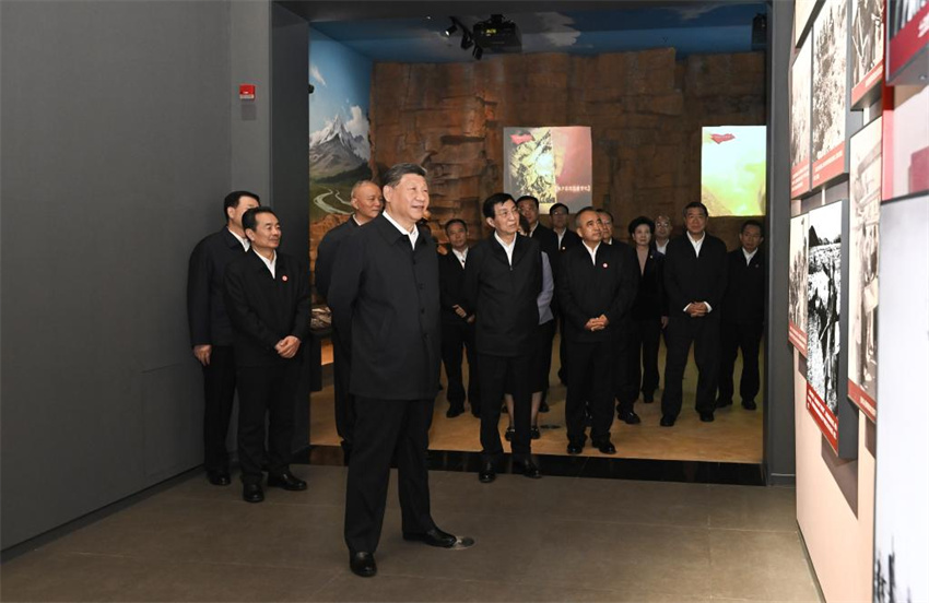 Xi Jinping visita exposição que marca 70º aniversário de fundação da Região Autônoma Uigur de Xinjiang