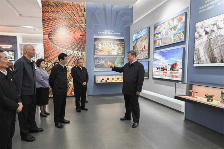 Xi Jinping visita exposição que marca 70º aniversário de fundação da Região Autônoma Uigur de Xinjiang