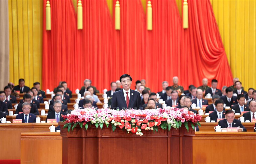 Xi Jinping participa de grande reunião em comemoração ao 70º aniversário de fundação da Região Autônoma Uigur de Xinjiang