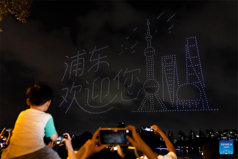 Shanghai realiza show de luz com drones em comemoração do Dia Nacional