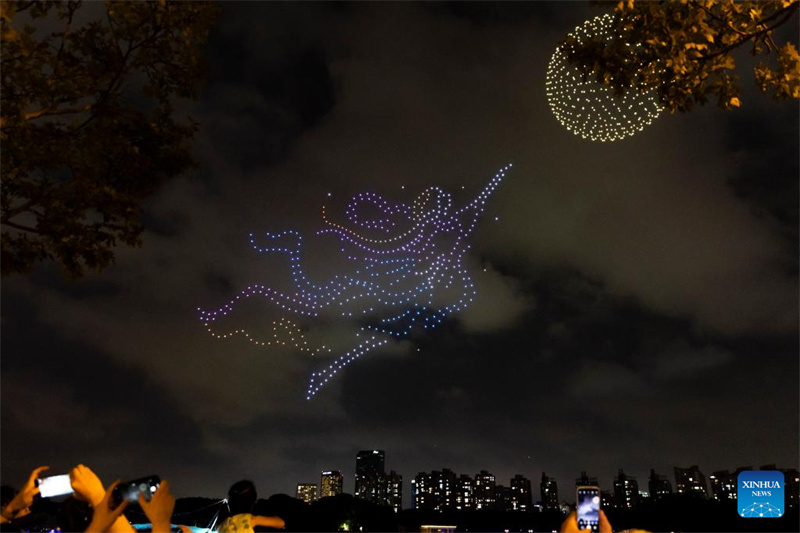Shanghai realiza show de luz com drones em comemoração do Dia Nacional