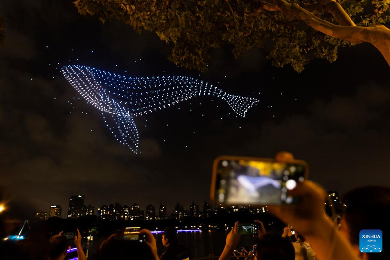 Shanghai realiza show de luz com drones em comemoração do Dia Nacional