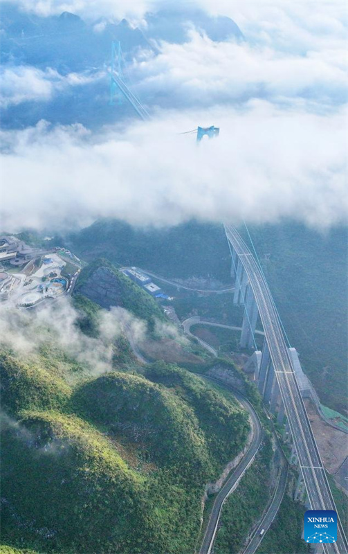 Ponte mais alta do mundo concluída e aberta ao tráfego em Guizhou
