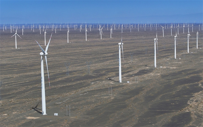 Xinjiang transforma desertos em mina de ouro de energia renovável