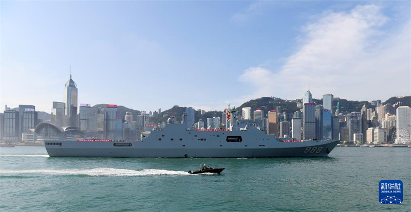 Navios Qi Jiguang Yimengshan da Marinha Chinesa chegam a Hong Kong