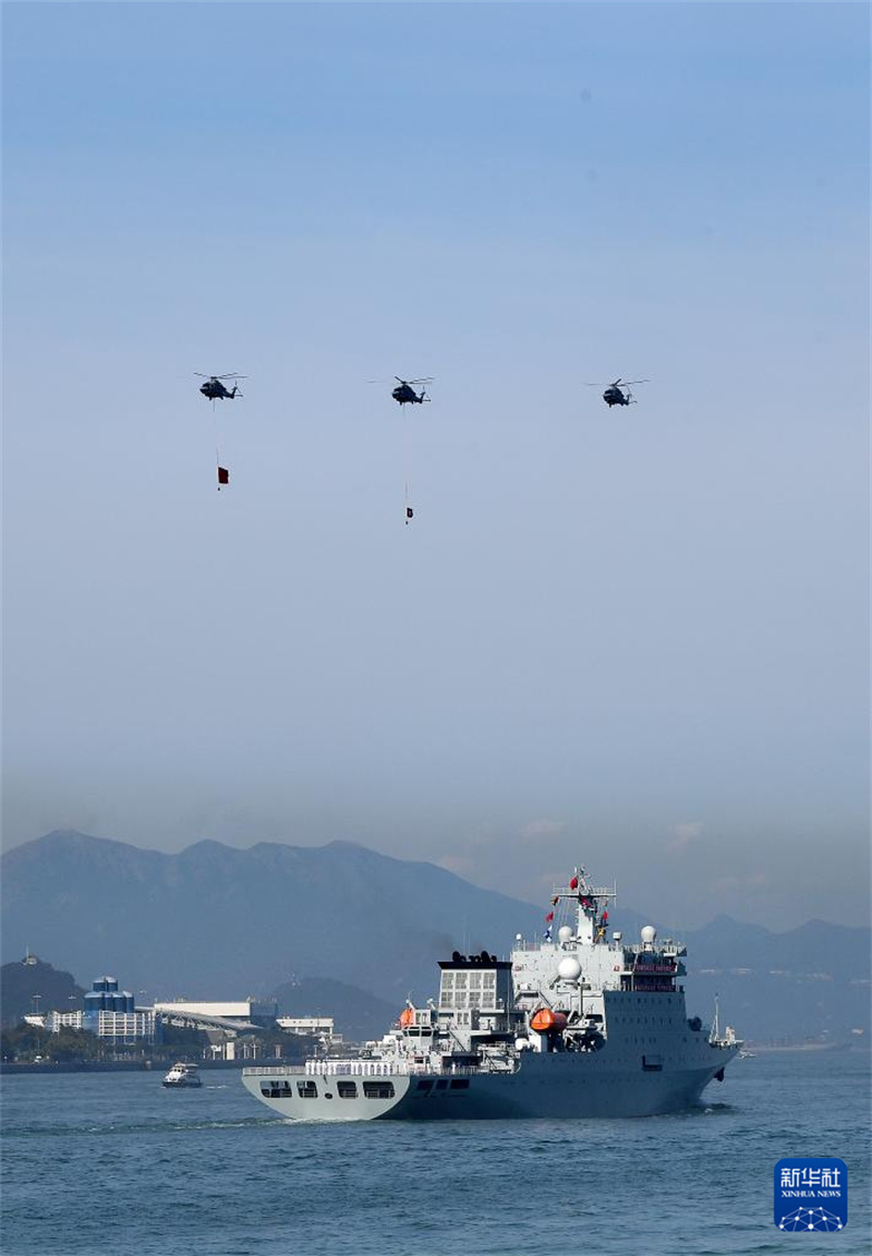 Navios Qi Jiguang Yimengshan da Marinha Chinesa chegam a Hong Kong