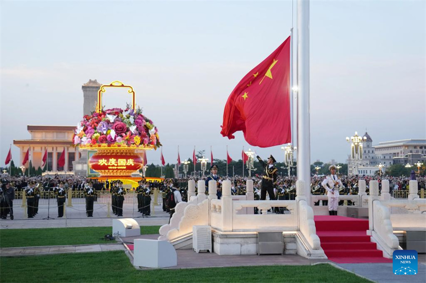 Cerimônia de hasteamento da bandeira na Praça Tian'anmen marca o 76º aniversário da fundação da República Popular da China