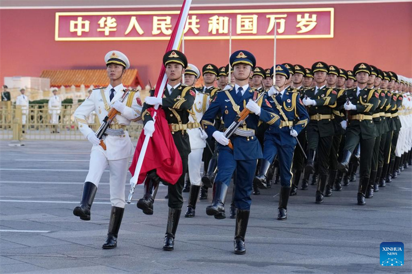 Cerimônia de hasteamento da bandeira na Praça Tian'anmen marca o 76º aniversário da fundação da República Popular da China