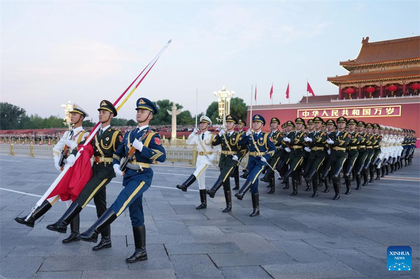 Cerimônia de hasteamento da bandeira na Praça Tian'anmen marca o 76º aniversário da fundação da República Popular da China