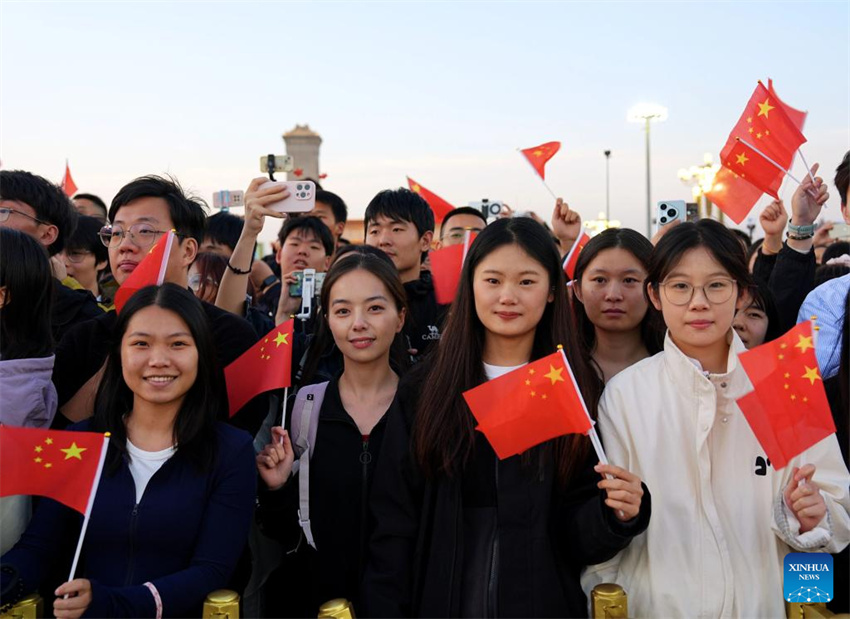 Cerimônia de hasteamento da bandeira na Praça Tian'anmen marca o 76º aniversário da fundação da República Popular da China