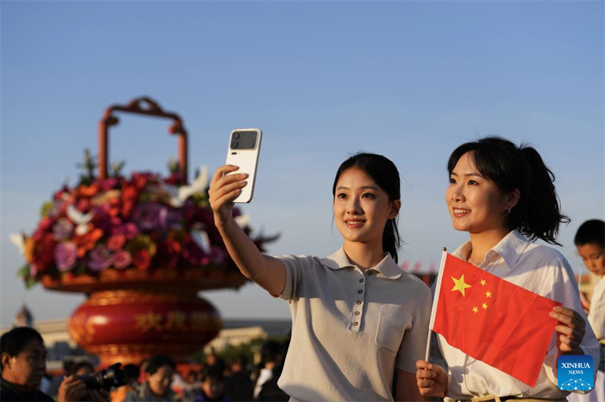 Cerimônia de hasteamento da bandeira na Praça Tian'anmen marca o 76º aniversário da fundação da República Popular da China