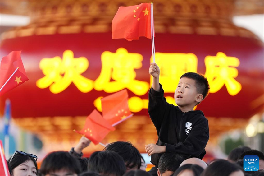 Cerimônia de hasteamento da bandeira na Praça Tian'anmen marca o 76º aniversário da fundação da República Popular da China