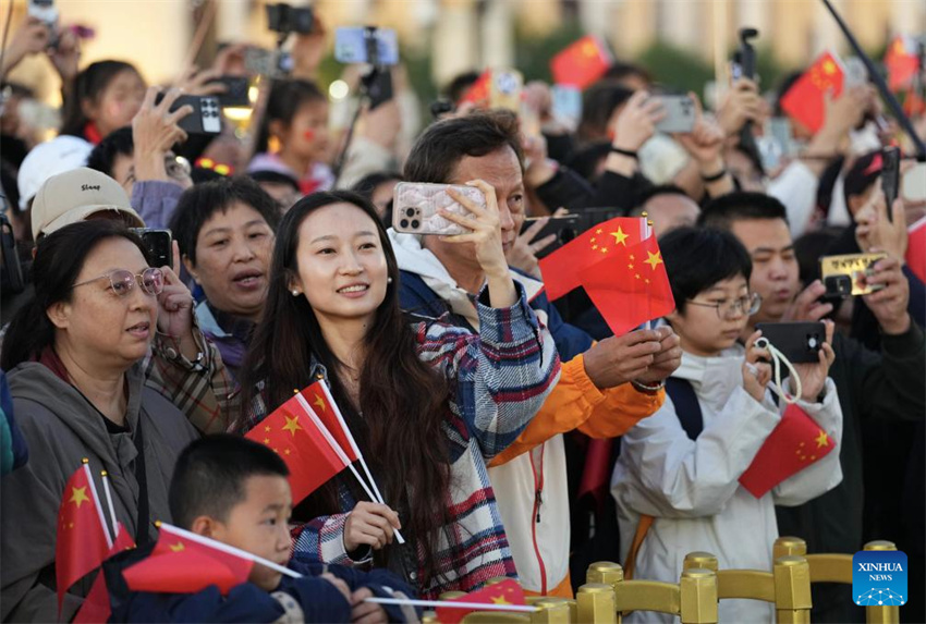 Cerimônia de hasteamento da bandeira na Praça Tian'anmen marca o 76º aniversário da fundação da República Popular da China
