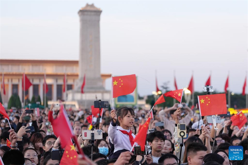 Cerimônia de hasteamento da bandeira na Praça Tian'anmen marca o 76º aniversário da fundação da República Popular da China