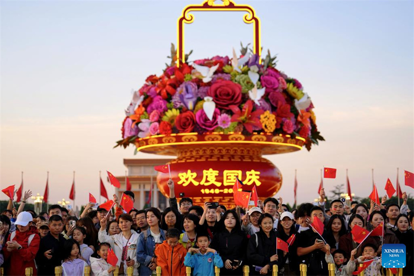 Cerimônia de hasteamento da bandeira na Praça Tian'anmen marca o 76º aniversário da fundação da República Popular da China