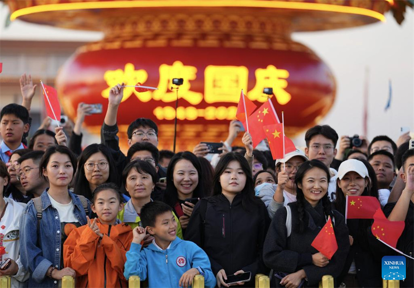 Cerimônia de hasteamento da bandeira na Praça Tian'anmen marca o 76º aniversário da fundação da República Popular da China