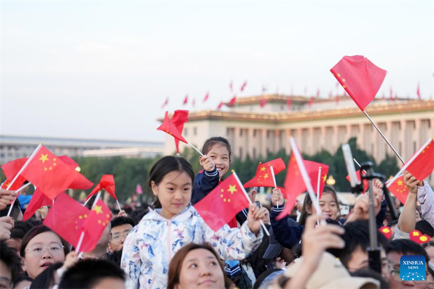 Cerimônia de hasteamento da bandeira na Praça Tian'anmen marca o 76º aniversário da fundação da República Popular da China