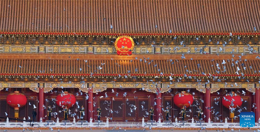 Cerimônia de hasteamento da bandeira na Praça Tian'anmen marca o 76º aniversário da fundação da República Popular da China