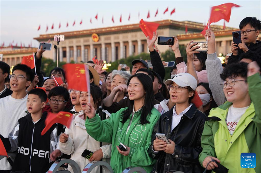 Cerimônia de hasteamento da bandeira na Praça Tian'anmen marca o 76º aniversário da fundação da República Popular da China