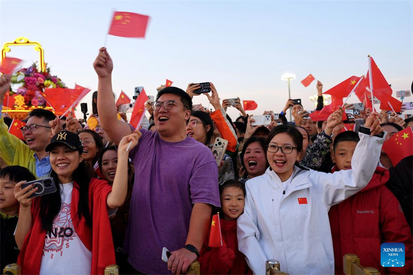 Cerimônia de hasteamento da bandeira na Praça Tian'anmen marca o 76º aniversário da fundação da República Popular da China