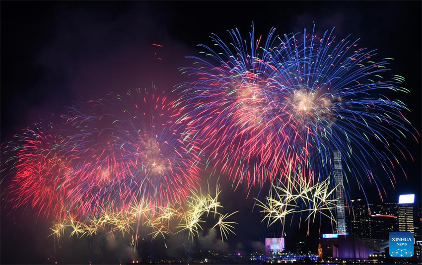 Fogos de artifício comemoram o 76º aniversário da fundação da República Popular da China